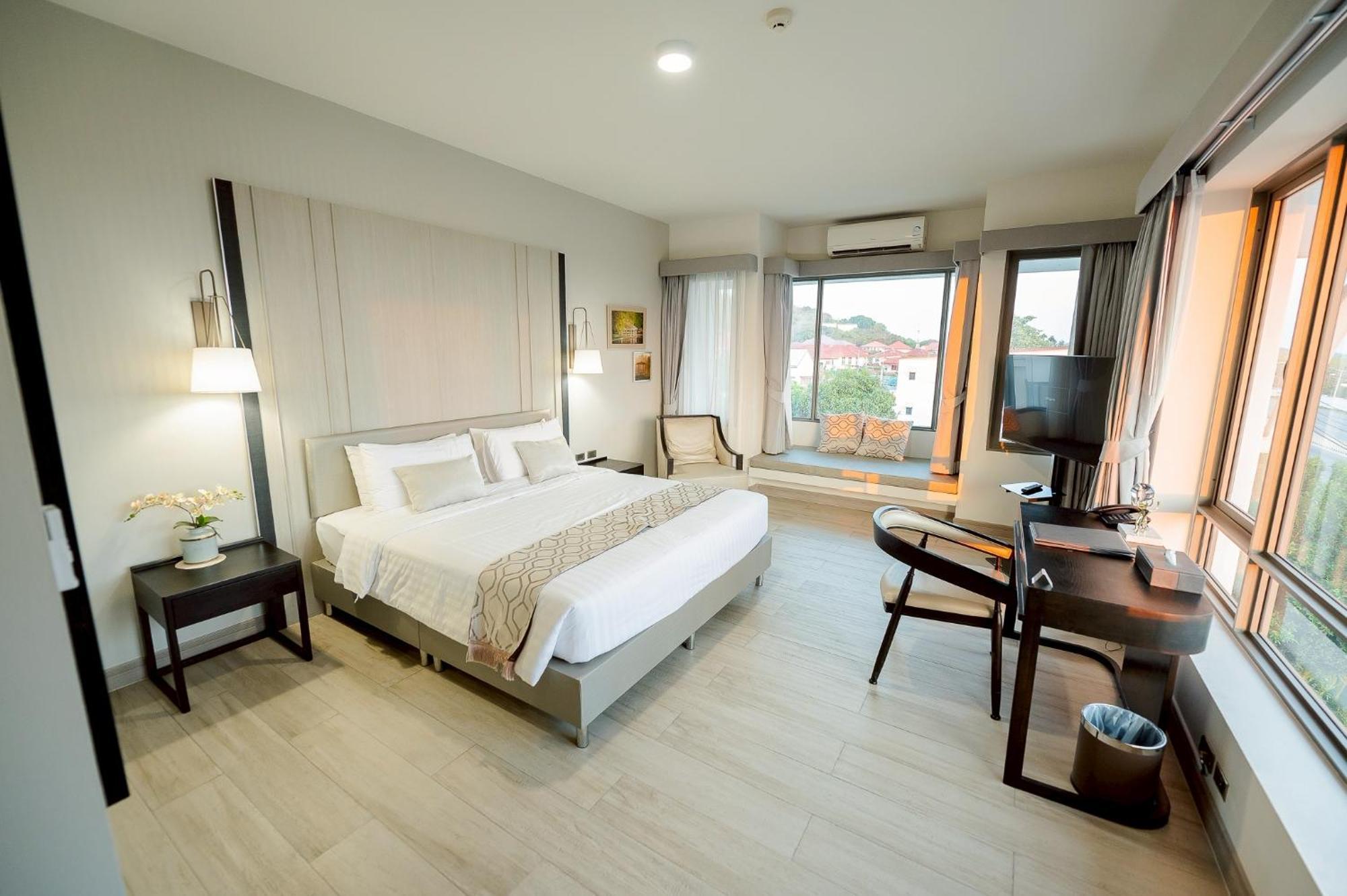 The Navy House Hotel Sattahip Exterior photo